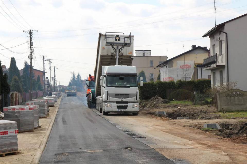 Ruszyły pierwsze naprawy dróg w gminie Rozprza