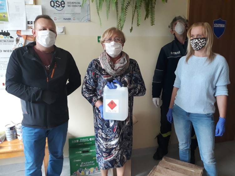 Strażacy z OSP Gorzkowice zajęli się rozdysponowaniem środków dezynfekujących do placówek oświatowych