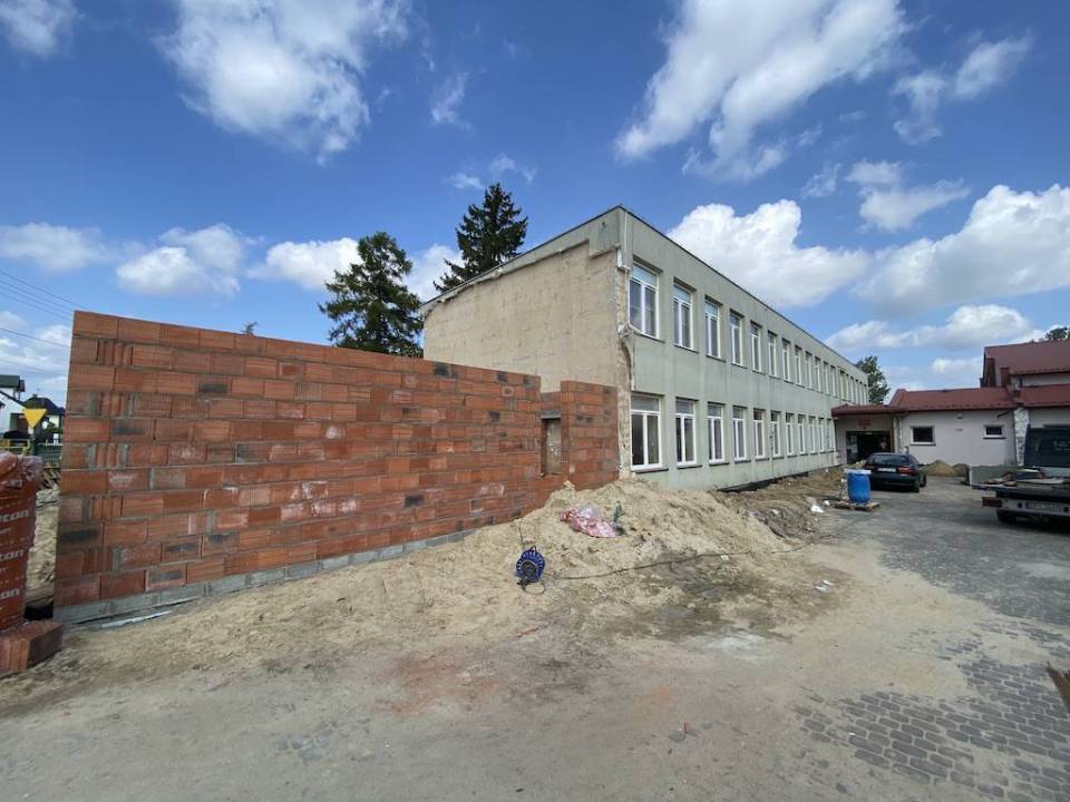 Trwa rozbudowa szkoły w Goleszach Dużych. W styczniu placówka będzie nie do poznania!