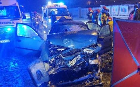 Tragedia na Dmowskiego, zginął 31-letni kierowca. Zmarł w szpitalu po czołowym zderzeniu bmw z mitsubishi