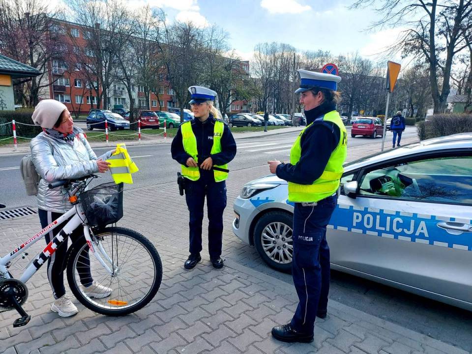 Piotrkowscy policjanci w akcji skierowanej do rowerzystów i pieszych. Były pogadanki, ale i prezenty!
