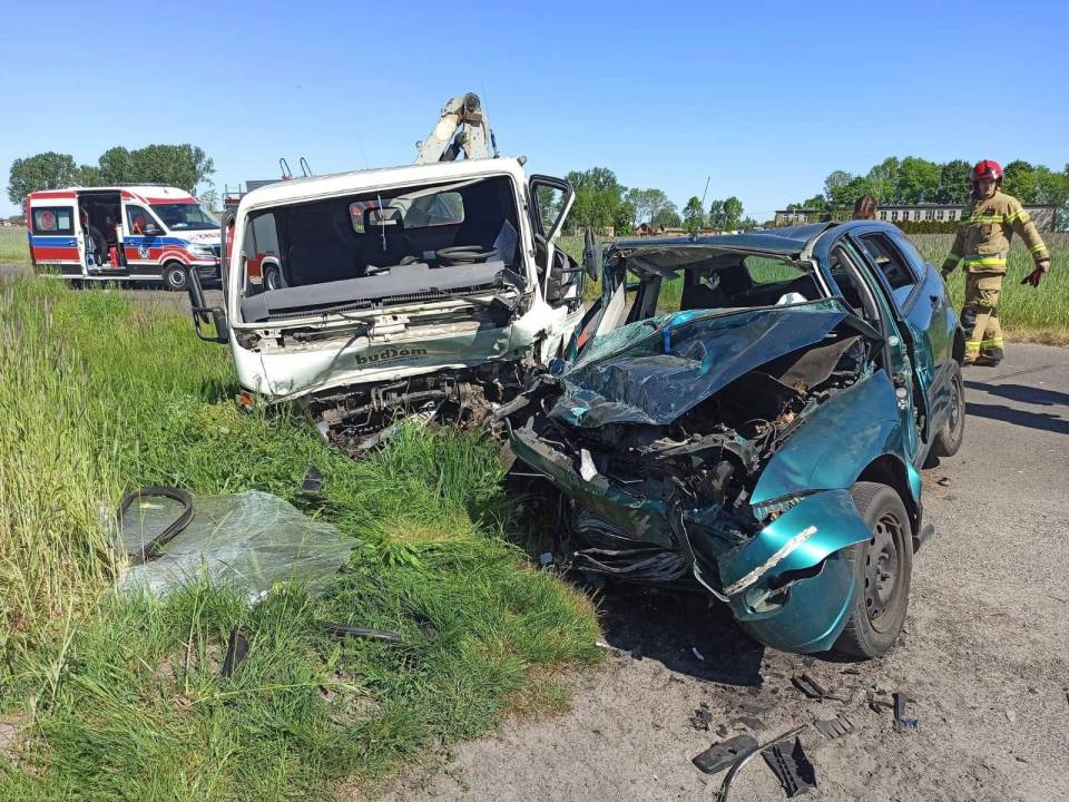 Groźny wypadek w gminie Wartkowice, zderzyły się dwa auta. Jeden z kierowców był pijany