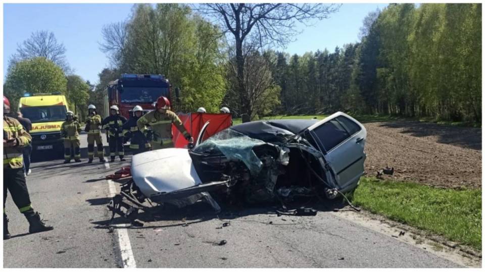 Śmiertelny wypadek na DW 742, nie żyje 25-letni kierowca, pasażerka LPR-em przetransportowana do szpitala [Foto]