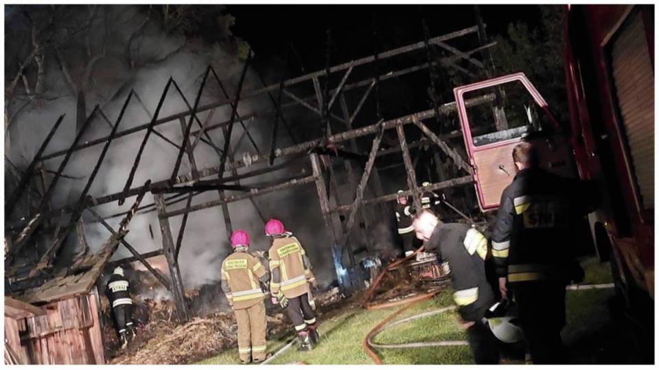 Burze i ulewy w powiecie piotrkowskim: Kilkanaście interwencji strażaków i doszczętnie spalona stodoła