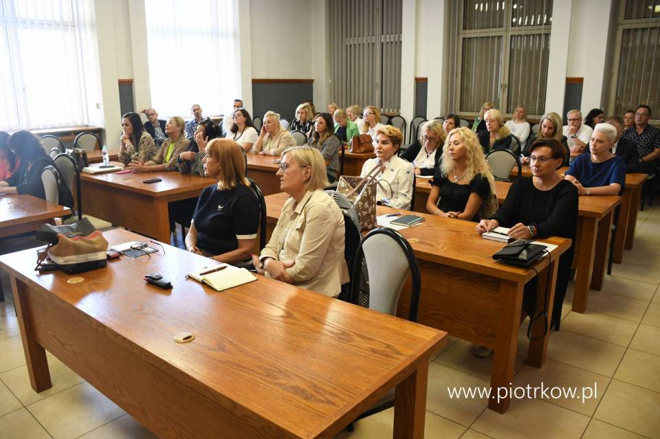 Piotrkowscy dyrektorzy szkół na nardzie w magistracie. O czym rozmawiano tuż przed pierwszym dzwonkiem?