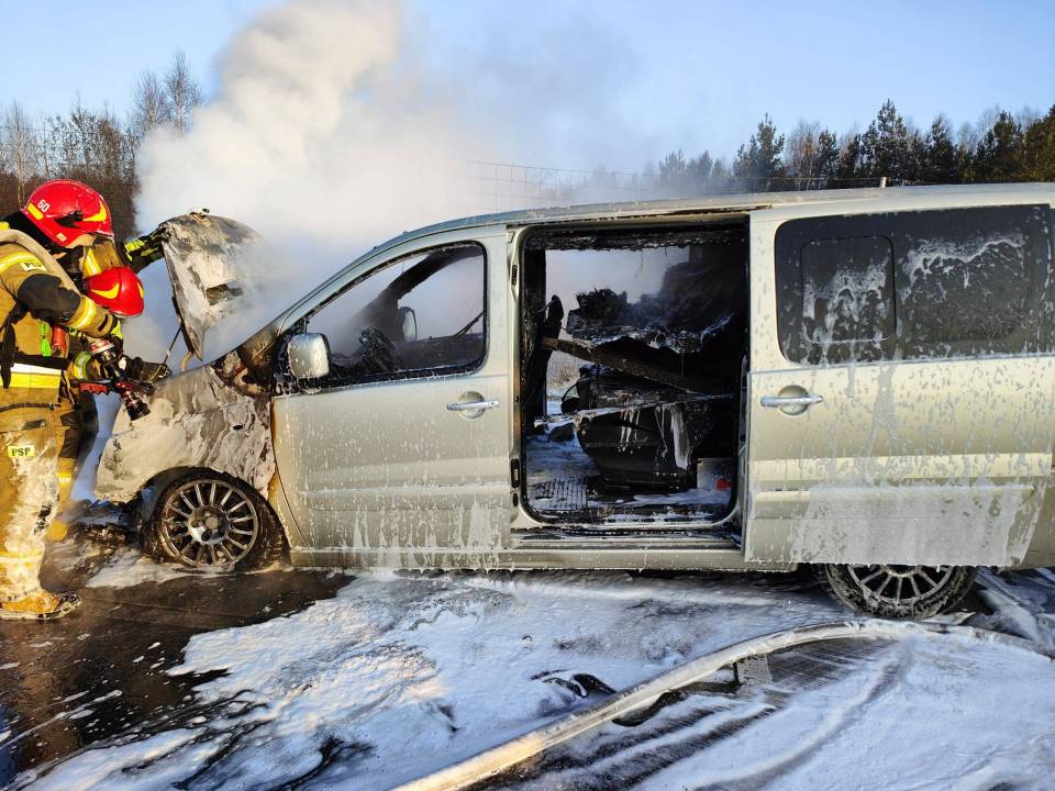 A1: Pożar na autostradowym parkingu. Ogień objął komorę silnika i częściowo przedział pasażerski [Foto]