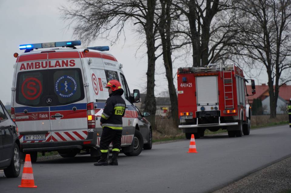 Wypadek w gminie Grabica: Dwójka dzieci i kierująca trafili do szpitala po zdarzeniu dwóch osobówek